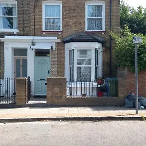 Holiday home Bubblesbnb- 4 Bedroom House, London
