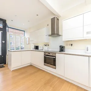 Holiday home Victorian Charm: Spacious 3-bed Near Attractions, London
